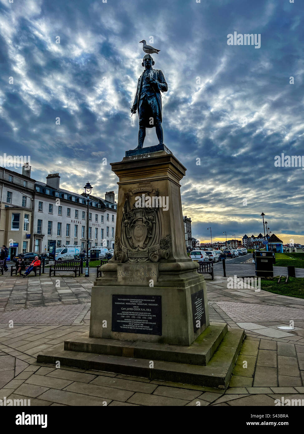 Monument du capitaine James Cook sur West Cliff dans le Whitby North Yorkshire avec ciel nuageux Banque D'Images