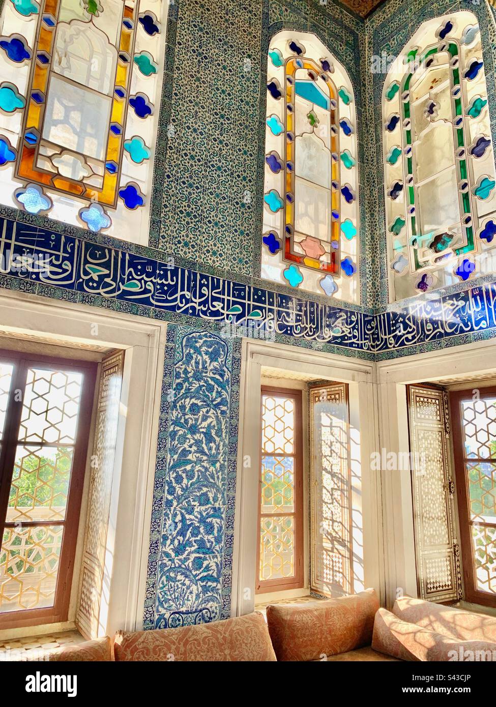 Vitraux et carreaux islamiques dans le pavillon de Bagdad du musée du palais de Topkapi, Istanbul, Turquie Banque D'Images