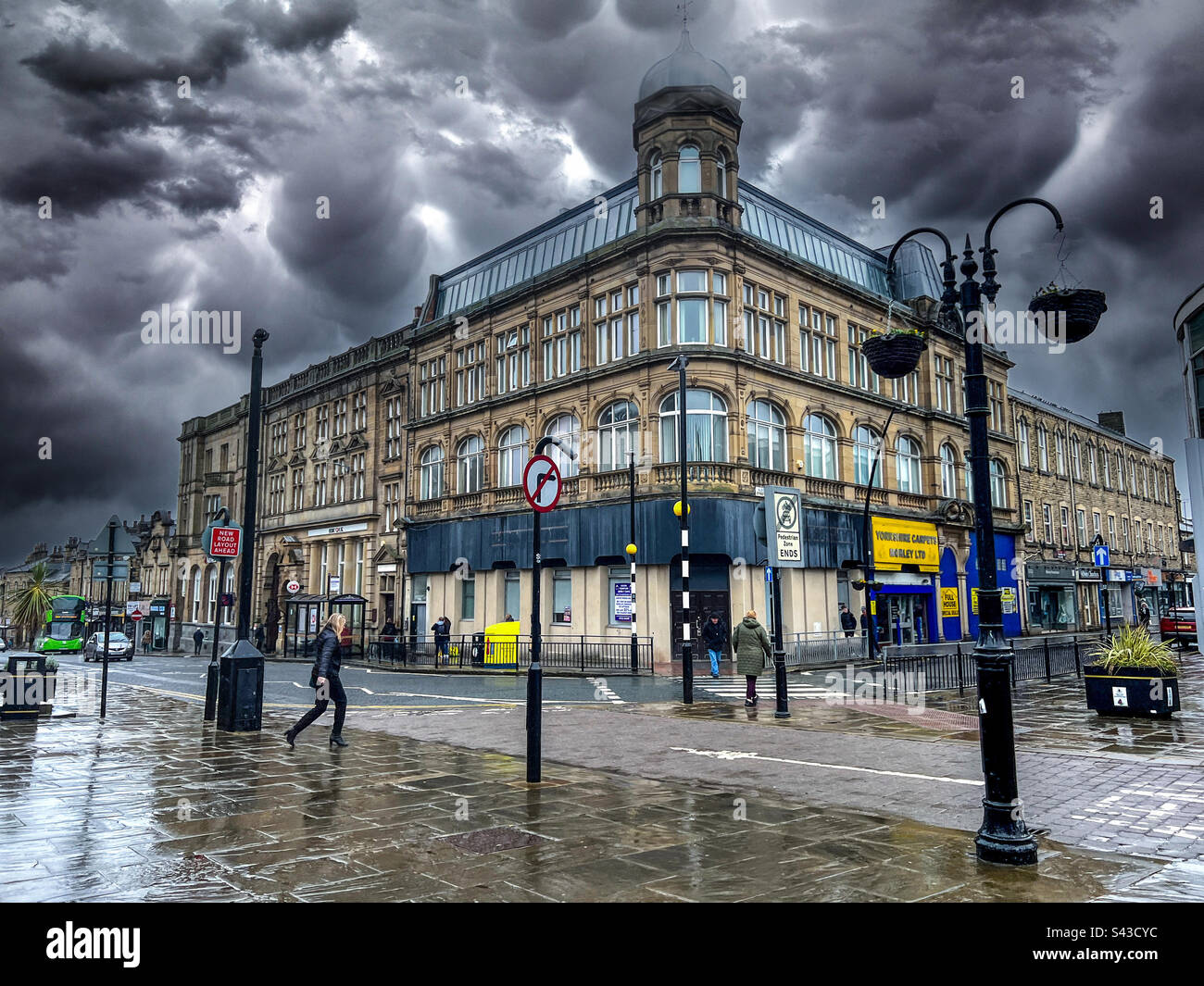 Les nuages de temps orageux à Morley Leeds en regardant en bas de Queen Street et Albion Street West Yorkshire Banque D'Images