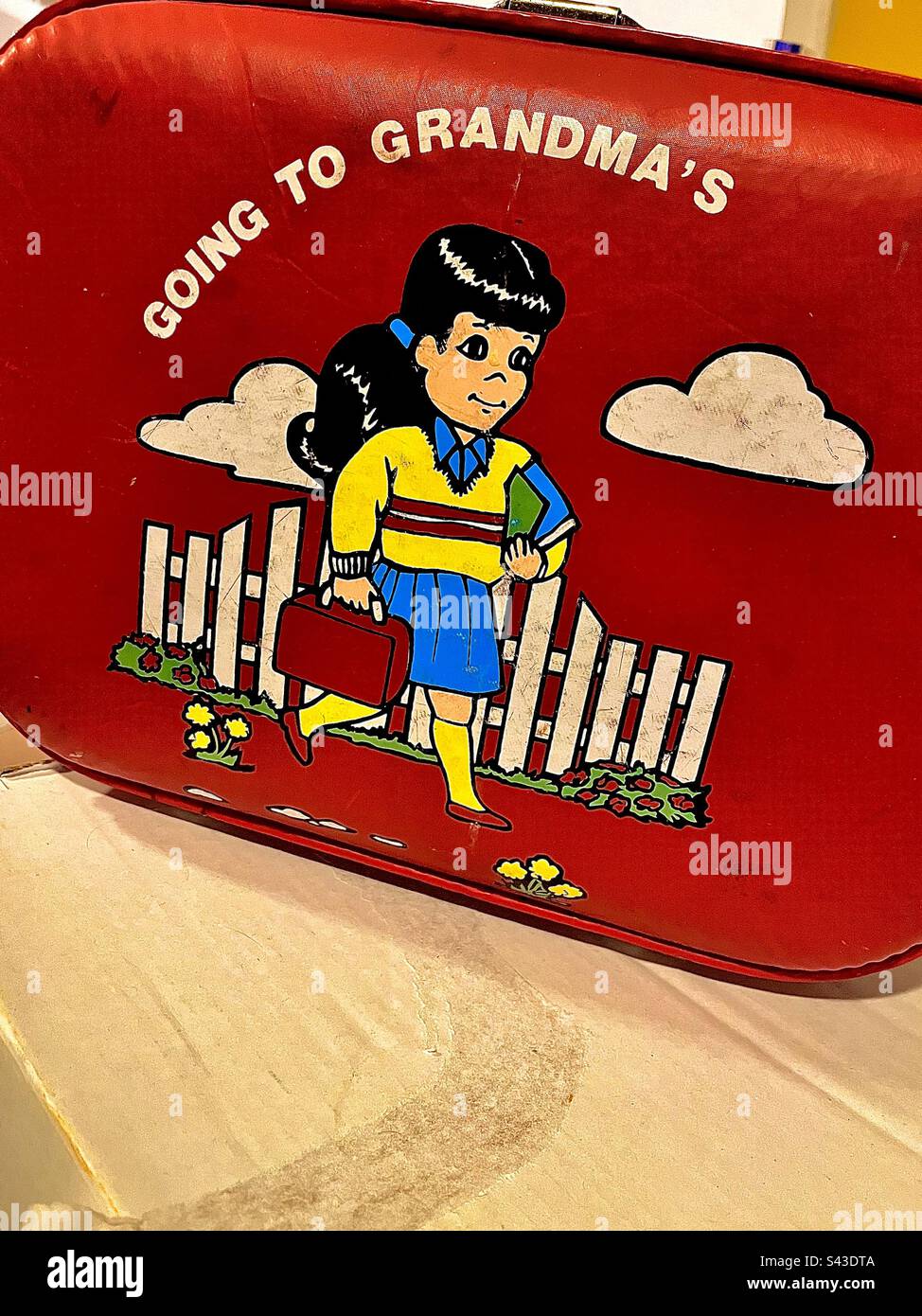 Une valise d’enfant vintage avec une petite fille, dit ALLER À GRANDMAS Banque D'Images
