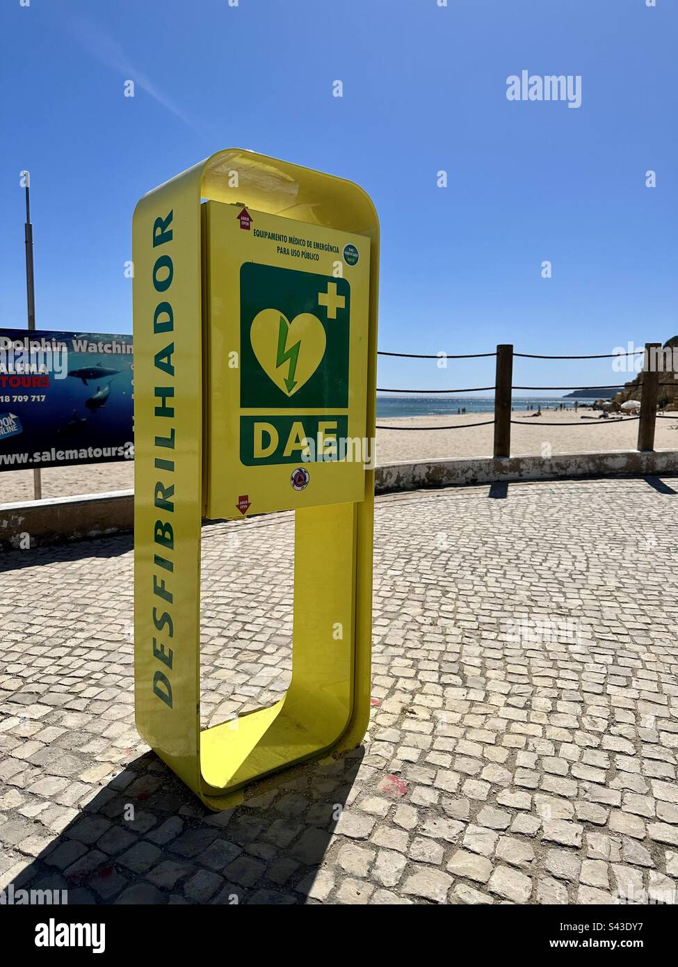 Défibrillateur à usage public sur la plage de Salema, Portugal Banque D'Images