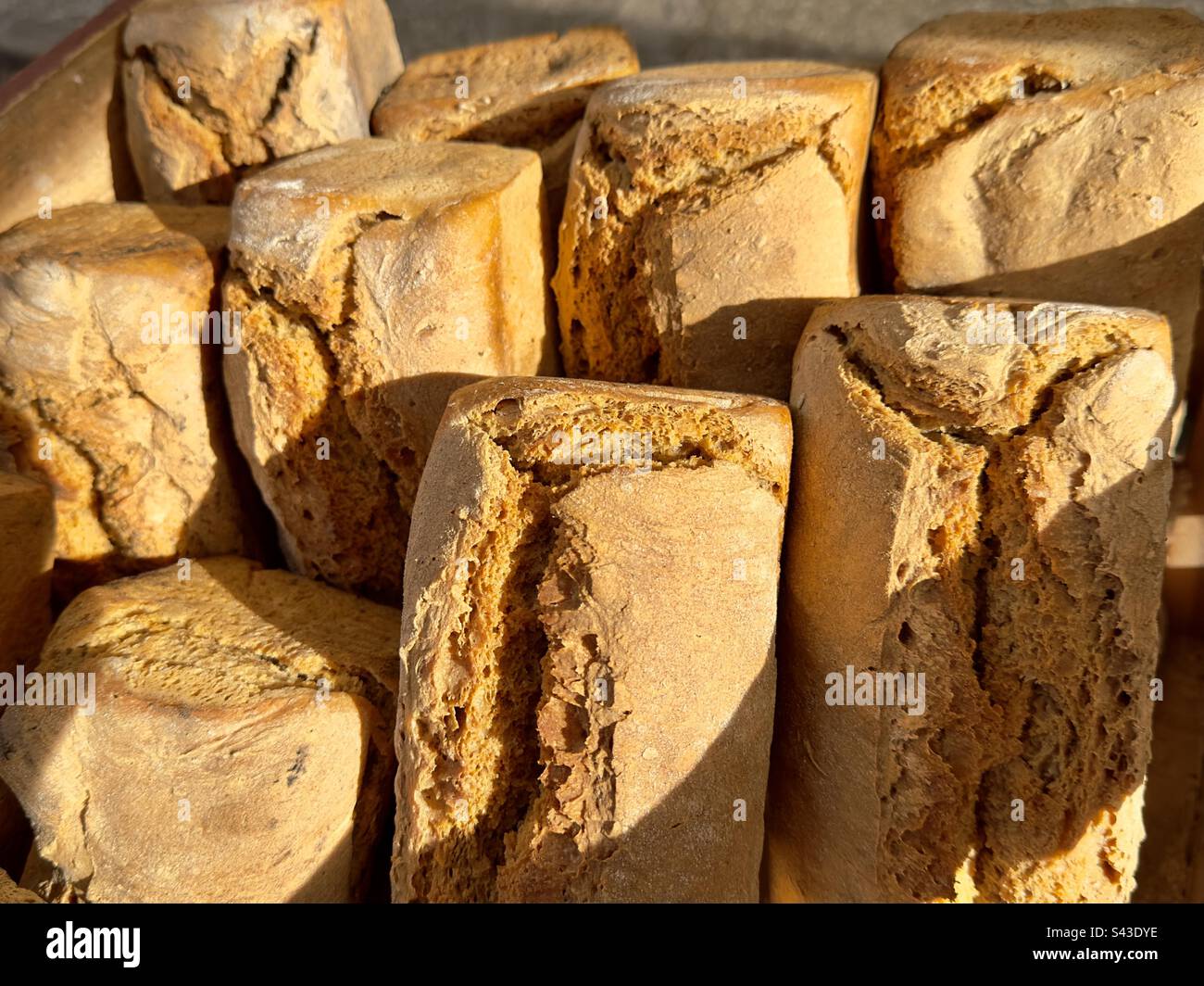 Pains artisanaux savoureux dans un marché de rue français. Banque D'Images