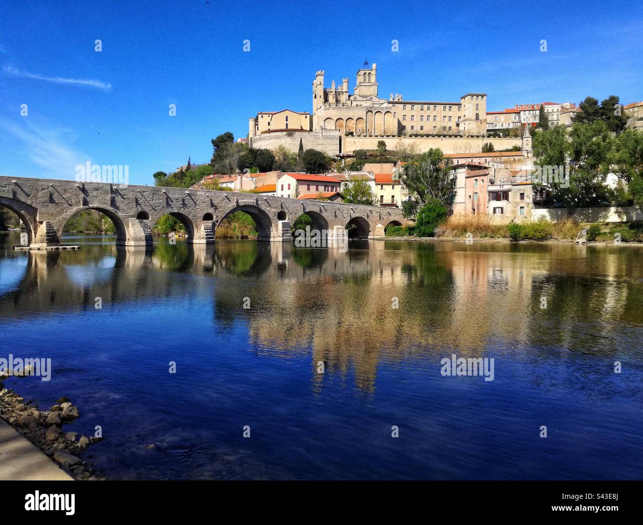 Le vieux pont et la cathédrale Saint-Nazaire à Béziers. Occitania, France Banque D'Images