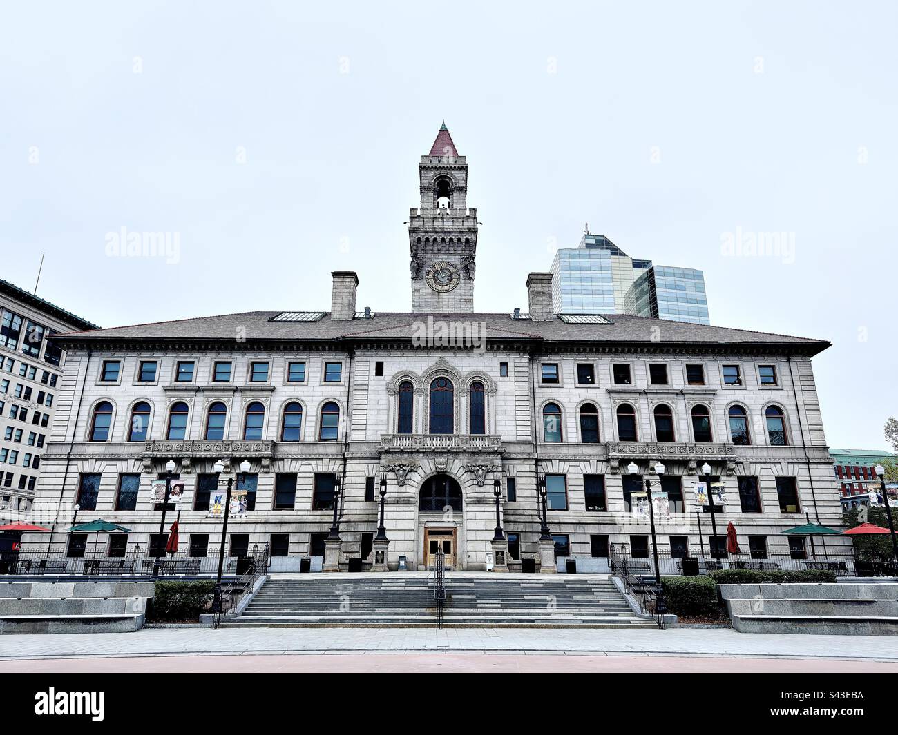 Hôtel de ville de Worcester à Worcester, Massachusetts, États-Unis, le jour du printemps, dans un ciel nuageux. Filtre décoloré. Centre civique de la ville et lieu historique. Structure italienne construite en 1898. - Image de stock capturée avec un smartphone