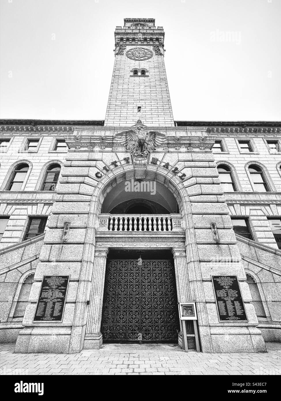 Gros plan de l'hôtel de ville de Worcester avec entrée et tour. À Worcester, Massachusetts, États-Unis. Filtre noir et blanc. Panneau au-dessus de la porte. - Image de stock capturée avec un smartphone