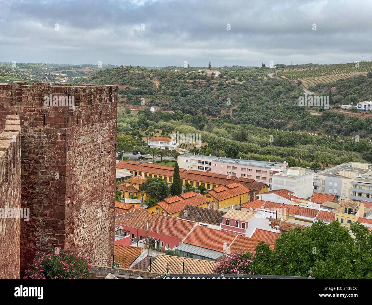 Vue sur la ville de Silves et les collines verdoyantes environnantes avec l'ancienne tour murale du château en Algarve, Portugal. - Image de stock capturée avec un smartphone Vue sur la ville de Silves et les collines verdoyantes environnantes avec l'ancienne tour murale du château en Algarve, Portugal. - Image de stock capturée avec un smartphone