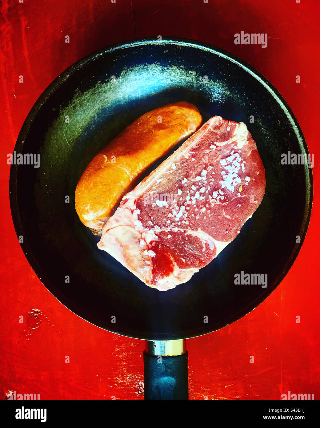 Une saucisse espagnole et un morceau de viande de bœuf prêt à être cuit à Queretaro, Mexique Banque D'Images
