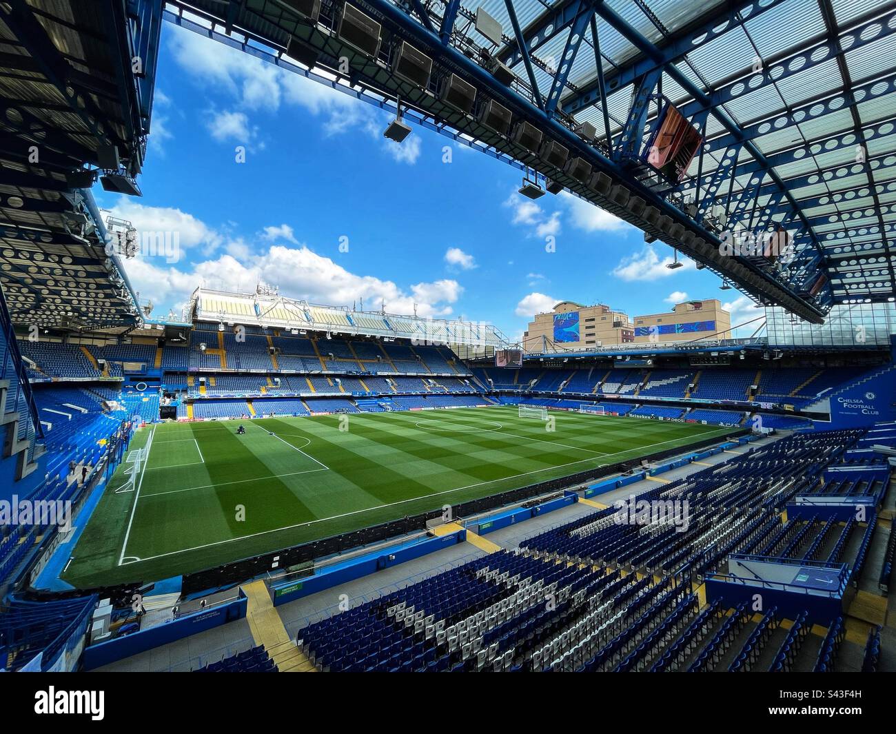 Vue générale sur le terrain de football du stade Stamford Bridge, qui abrite le club de football de Chelsea. Chelsea joue dans la Premier League anglaise. Banque D'Images