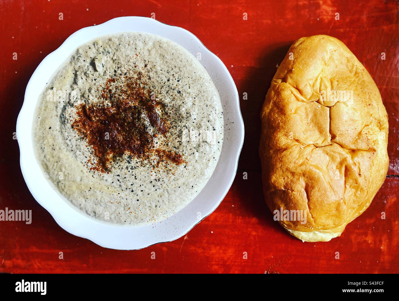 Champignons crème et pain dans une table rouge à Queretaro, Mexique Banque D'Images