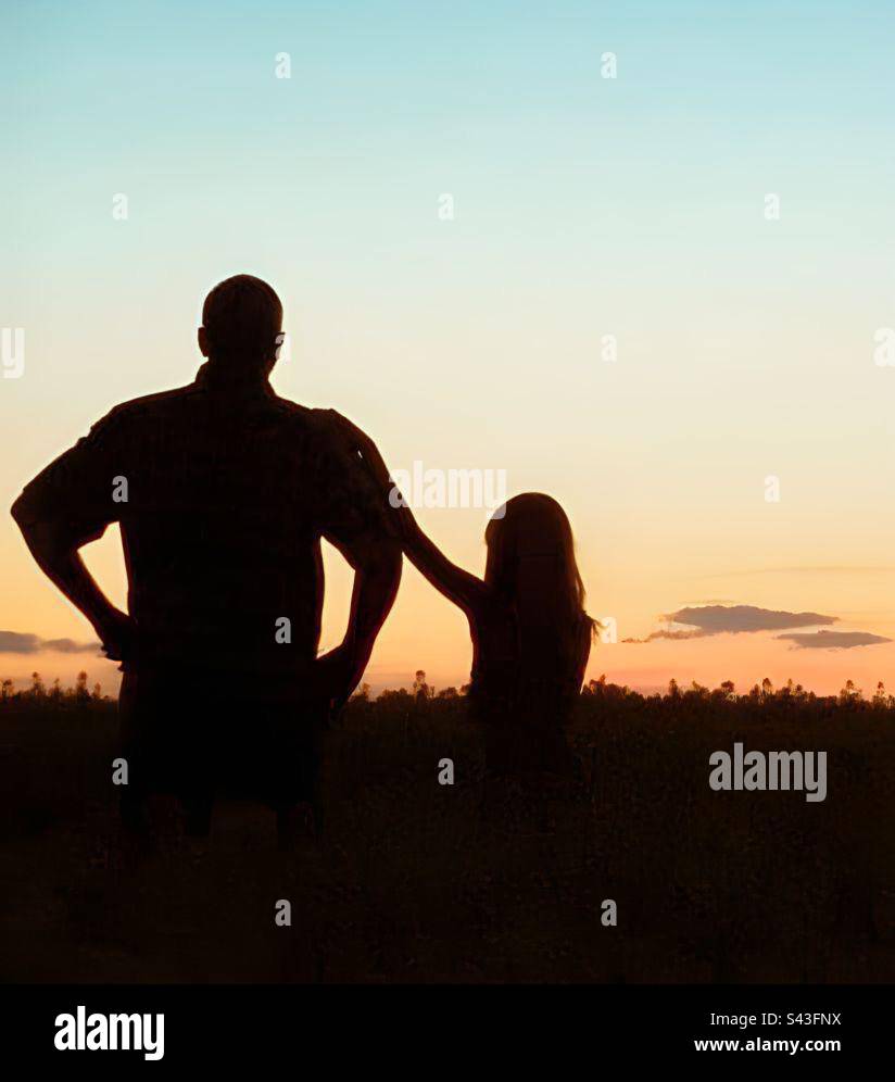 Papa et fille regardant le coucher du soleil - Image de stock capturée avec un smartphone