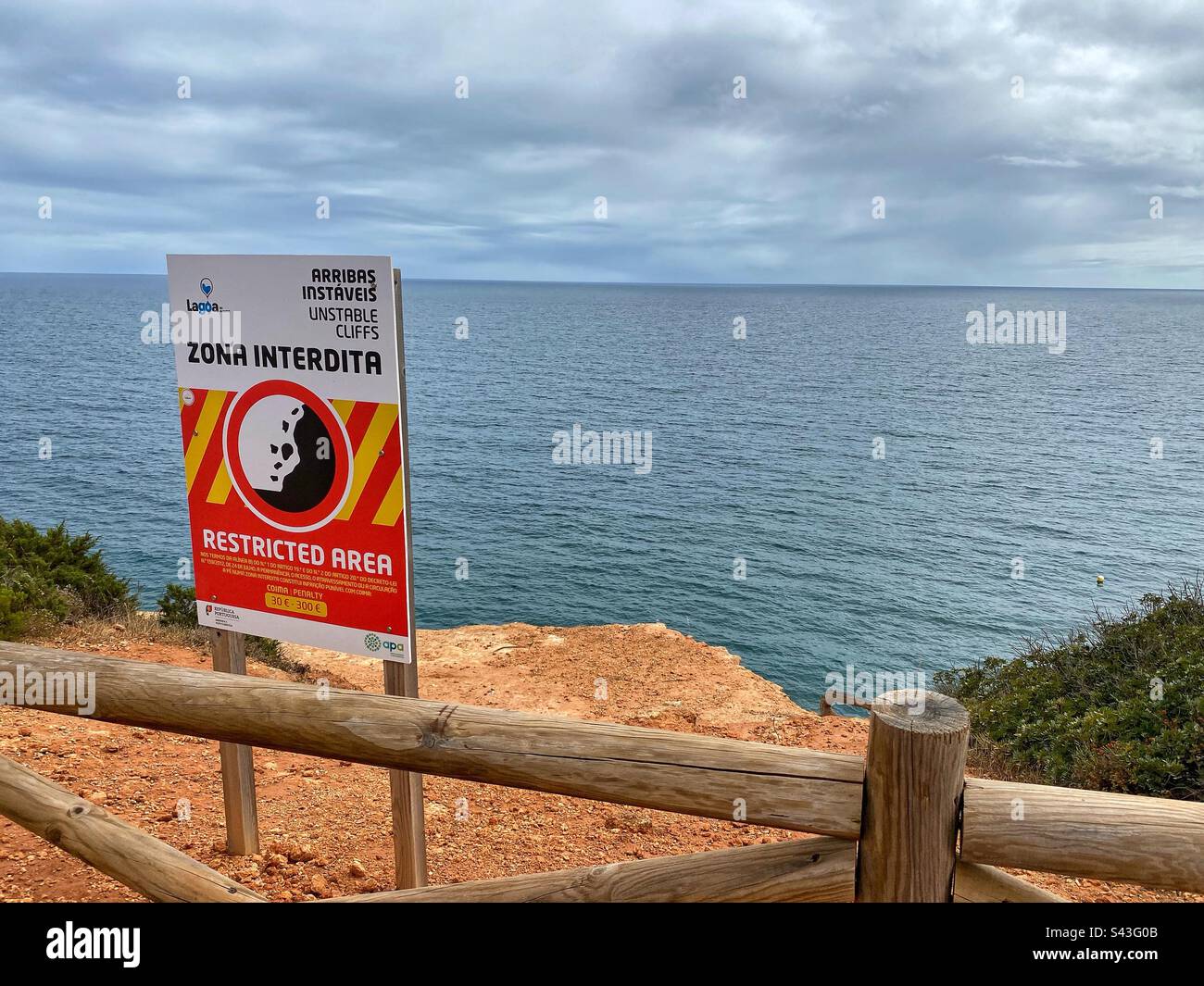 Panneau de zone restreinte au-dessus des falaises sur la plage de Benagil en Algarve, Portugal. Banque D'Images