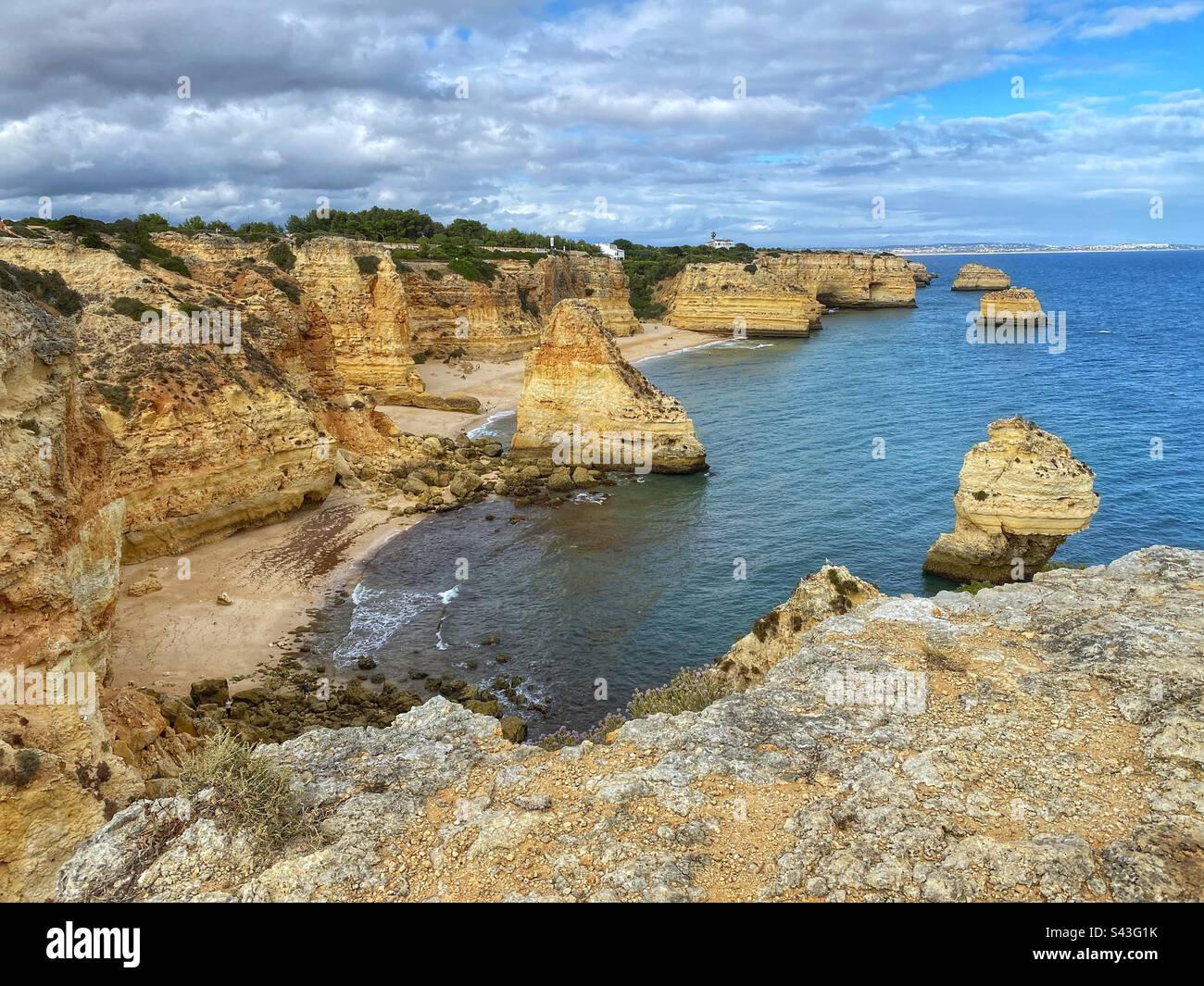 Vue panoramique avec falaises de grès à Marinha Beach en Algarve, Portugal. - Image de stock capturée avec un smartphone