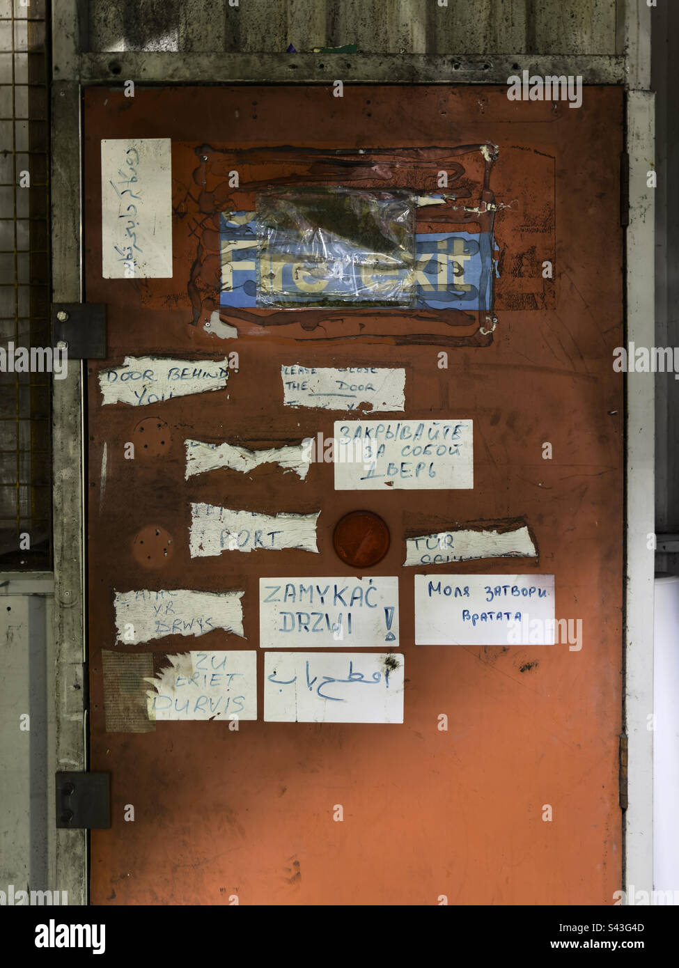 Fermez la porte, signalisation multilingue! - Image de stock capturée avec un smartphone