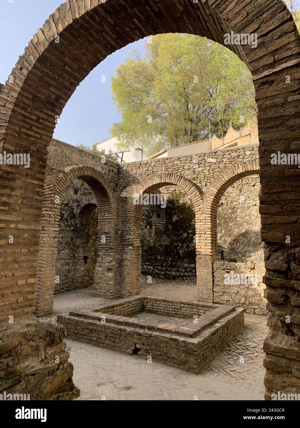 Arche en brique aux bains arabes de Ronda Banque D'Images
