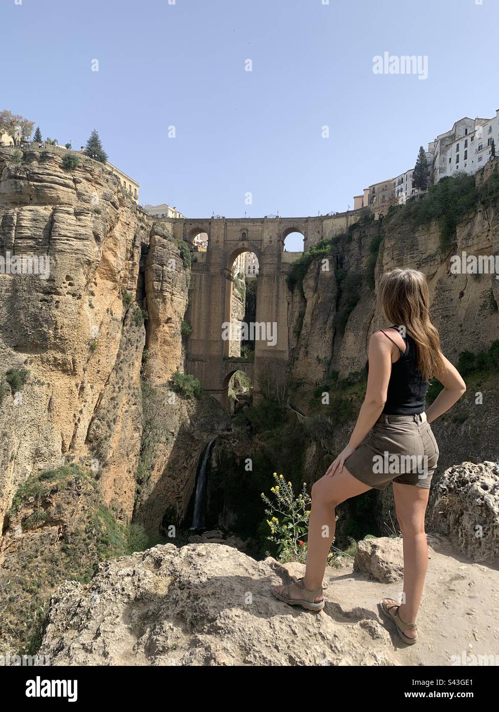 Femme profitant de la vue sur le nouveau pont de Ronda Banque D'Images