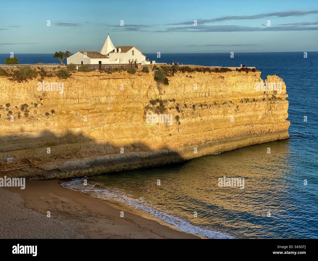 Vue sur le coucher du soleil à l'église blanche sur les falaises de grès Senhora da Rocha en Algarve, Portugal. - Image de stock capturée avec un smartphone