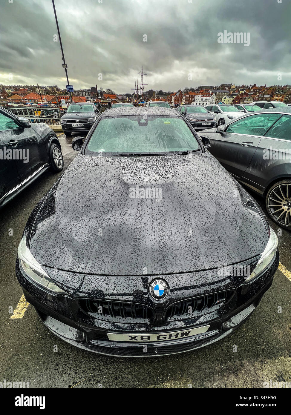 Voitures dans le parking le jour de pluie dans le Whitby North Yorkshire Banque D'Images