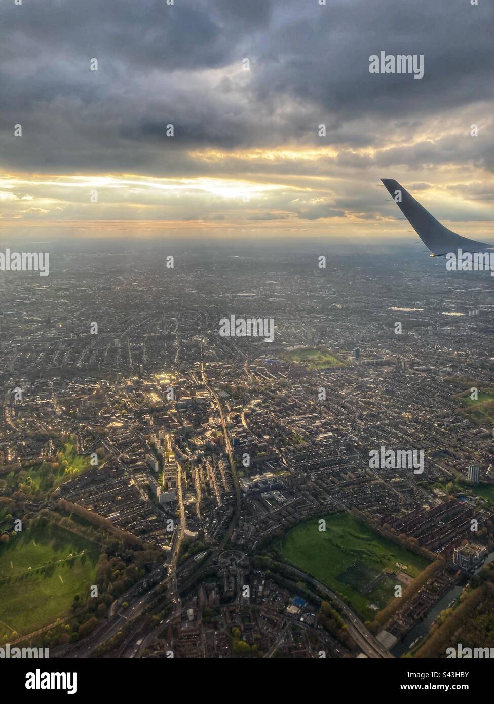 Vue sur Londres d'en haut depuis une fenêtre d'avion - Image de stock capturée avec un smartphone