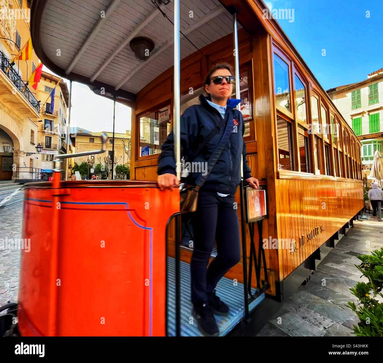 La transvía de Sóller ou tramway vu dans le centre de Soller est un mode de transport public au port depuis les montagnes et une attraction touristique historique en soi. Les billets sont vendus à bord. - Image de stock capturée avec un smartphone