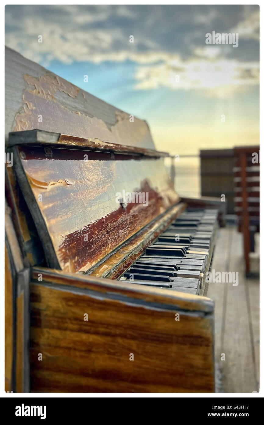 Vieux piano sur la plage Photo Stock - Alamy