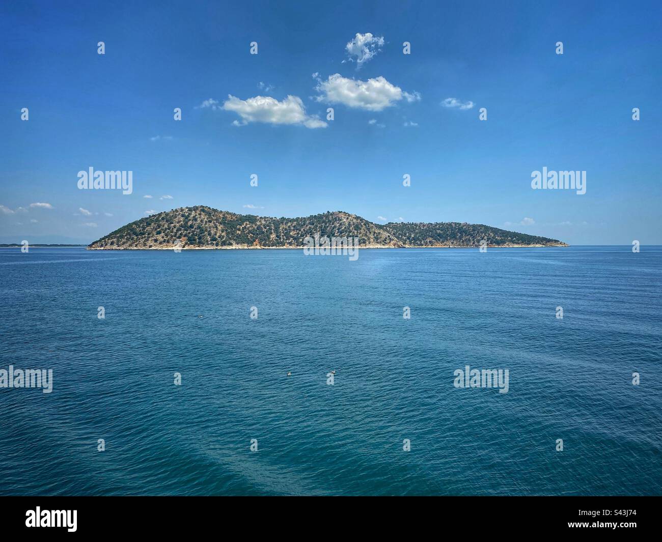 Vue sur la mer depuis un bateau avec l'île de Thassopoula près de l'île de Thassos en Grèce. Banque D'Images