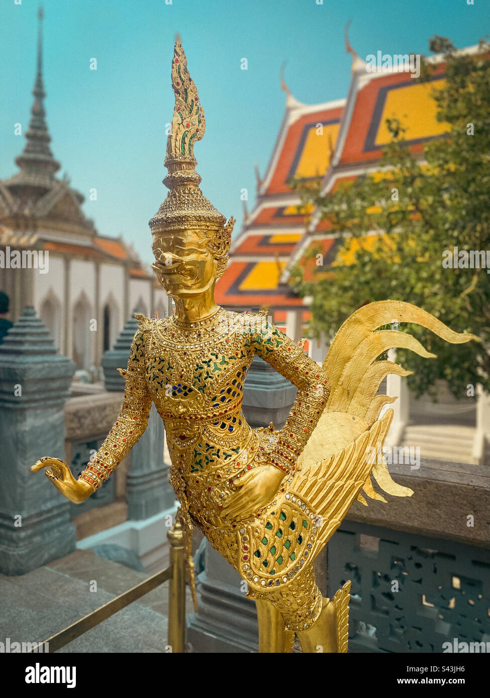 Kinora ou Kinnaree la créature mythologique au Wat Phra Kaeo Grand Palace à Bangkok, Thaïlande - Image de stock capturée avec un smartphone