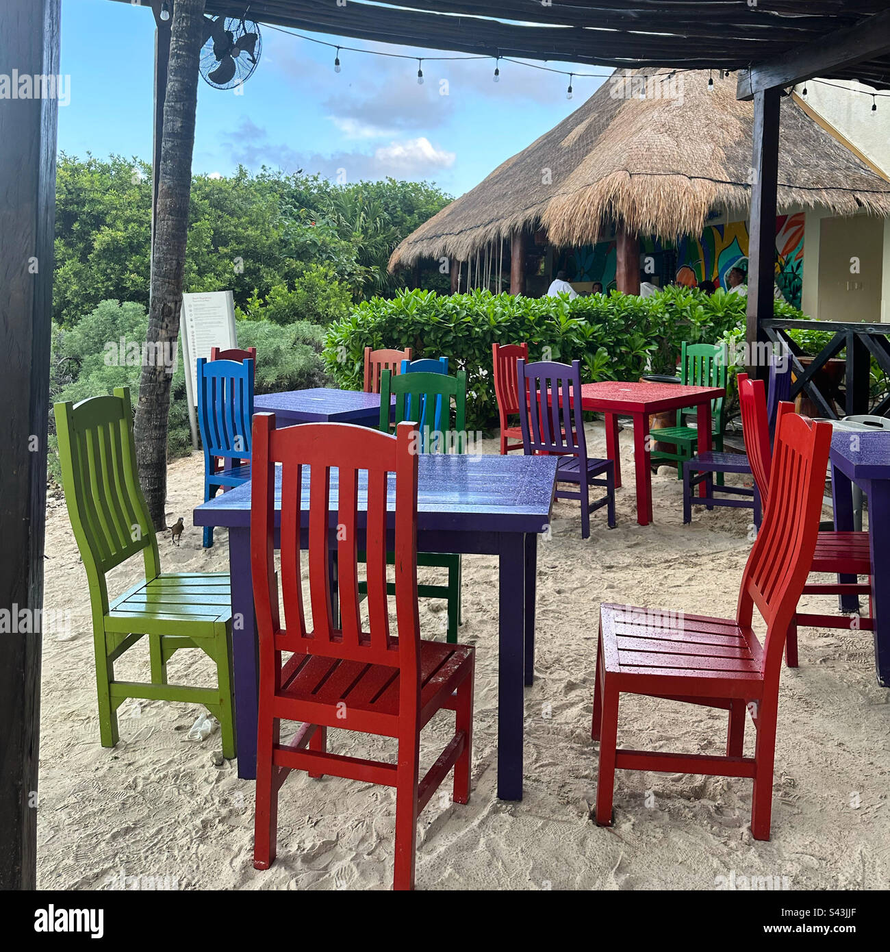 Une table et des chaises colorées au restaurant mexicain Habaneros, Hyatt Ziva Cancun, Hotel zone, Cancun, Quintana Roo, Péninsule du Yucatan, Mexique Banque D'Images