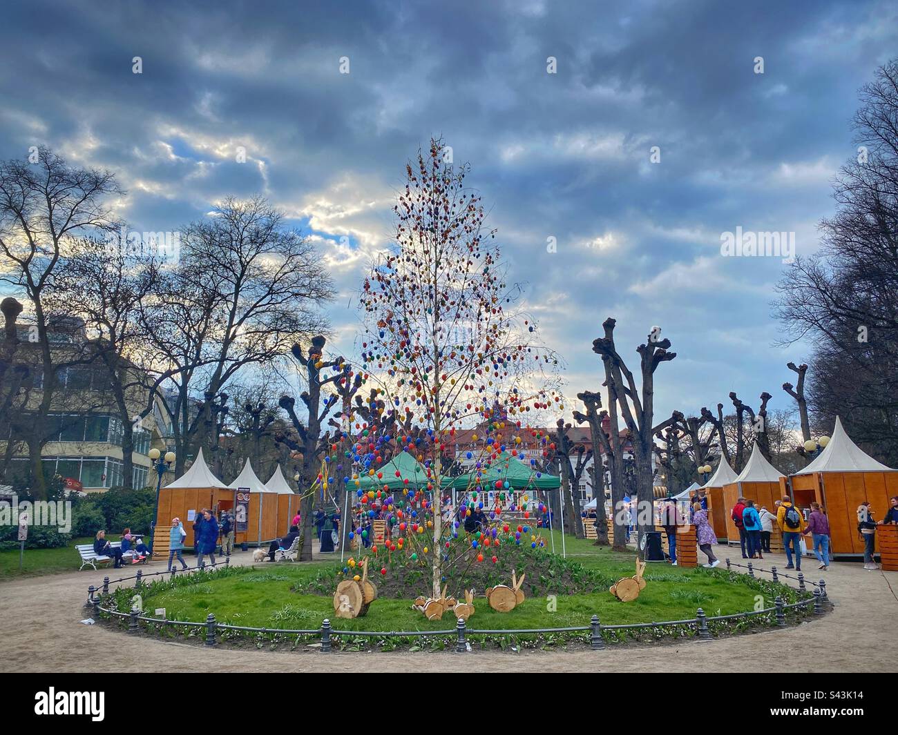 Marché de Pâques avec décorations d'oeufs et de lapins devant le bain Elisabeth à Karlovy Vary, République tchèque. - Image de stock capturée avec un smartphone