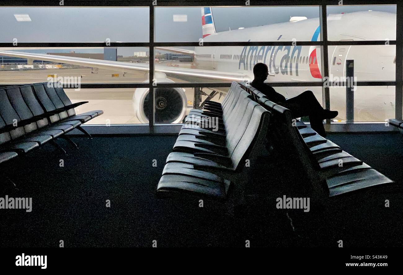 Un homme attend à l'intérieur du terminal 8 d'American Airlines à l'aéroport JFK John F kennedy de New York. Banque D'Images