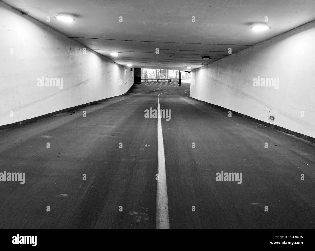 Garage vide en noir et blanc. Banque D'Images