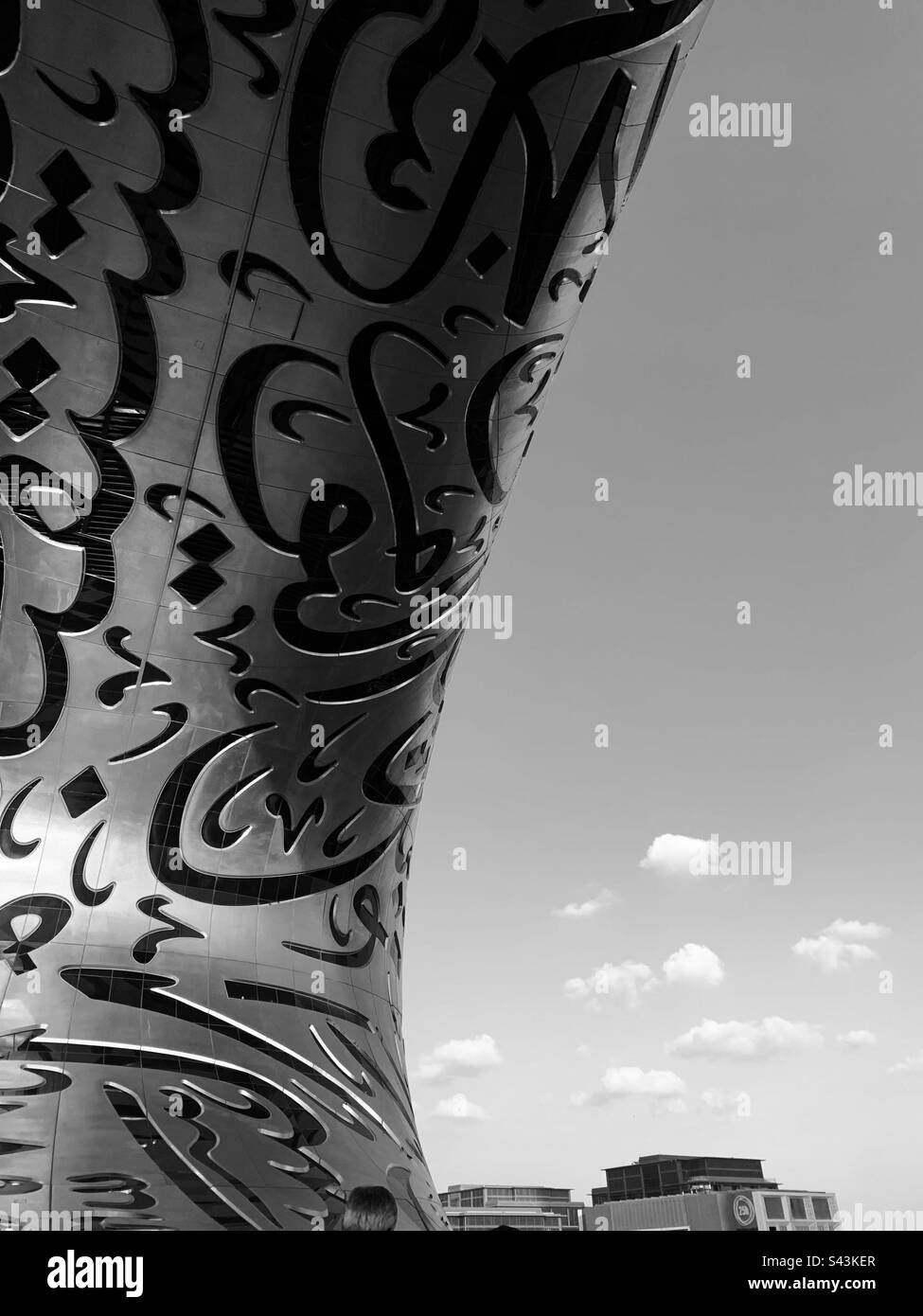 Dubaï, Émirats arabes Unis - 17 février 2023 : vue extérieure du musée du futur MOTF en noir et blanc - Image de stock capturée avec un smartphone
