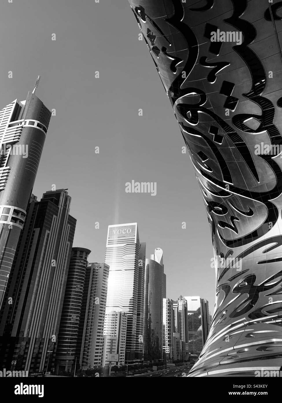 Dubaï, Émirats arabes Unis - 17 février 2023 : vue extérieure du musée du futur MOTF en noir et blanc - Image de stock capturée avec un smartphone