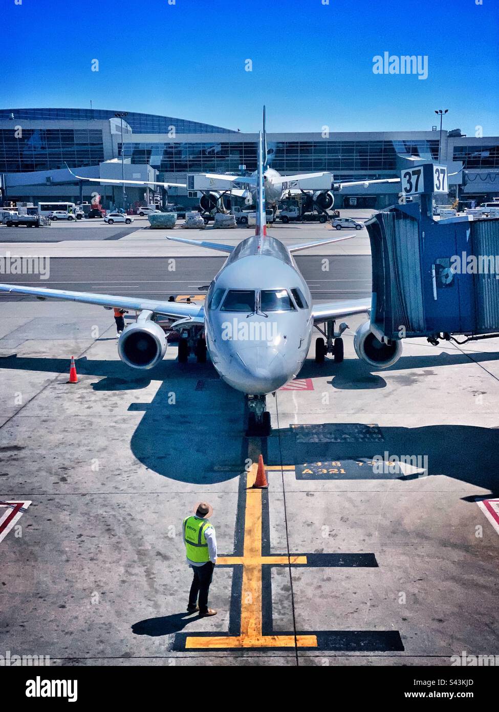 Un avion se met à la porte d'embarquement du terminal 8 des compagnies aériennes américaines de l'aéroport JFK John F Kennedy de New York. Banque D'Images