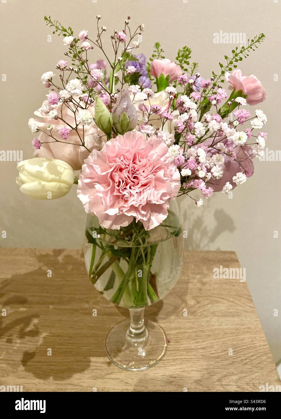 Fleurs fraîches dans un vase en verre Banque D'Images