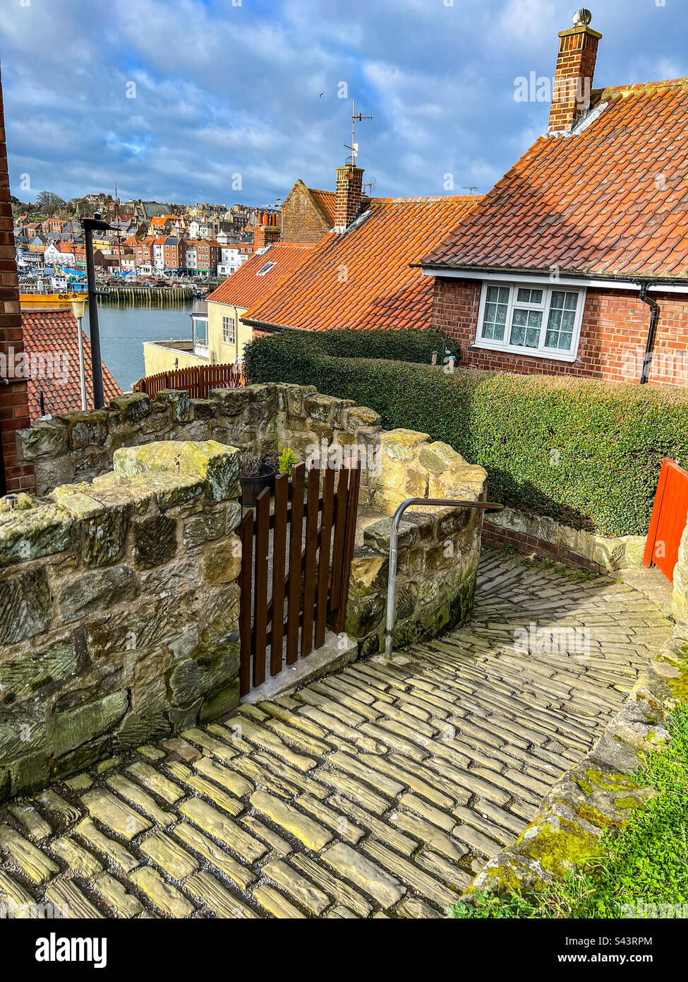 Vue sur la rivière Esk à Whitby depuis le Ropery - Image de stock capturée avec un smartphone