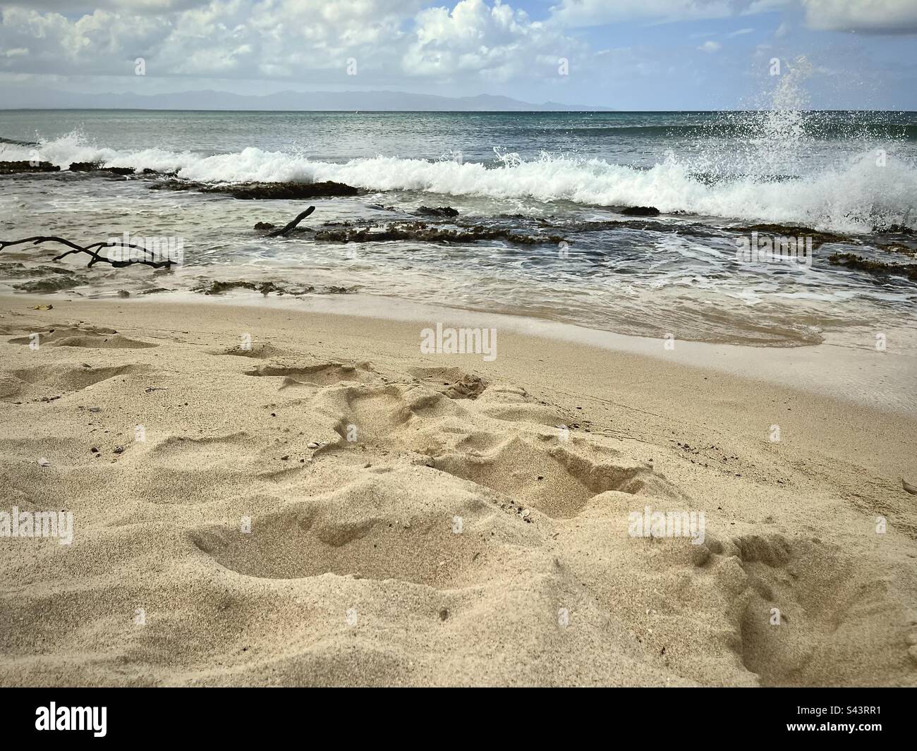 Vue sur le sable d'une plage dans les Antilles françaises avec la mer des Caraïbes. Photo prise en Guadeloupe en janvier 2023 Banque D'Images