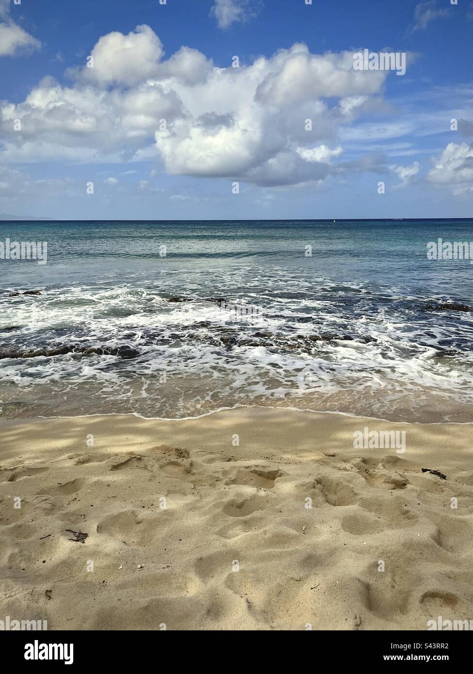 Vue sur le sable d'une plage dans les Antilles françaises avec la mer des Caraïbes. Photo prise en Guadeloupe en janvier 2023 Banque D'Images