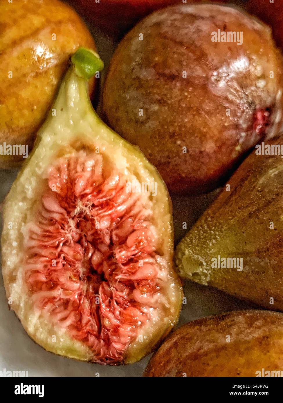 Figues fraîchement cueillies, délicieuses et sucrées. - Image de stock capturée avec un smartphone