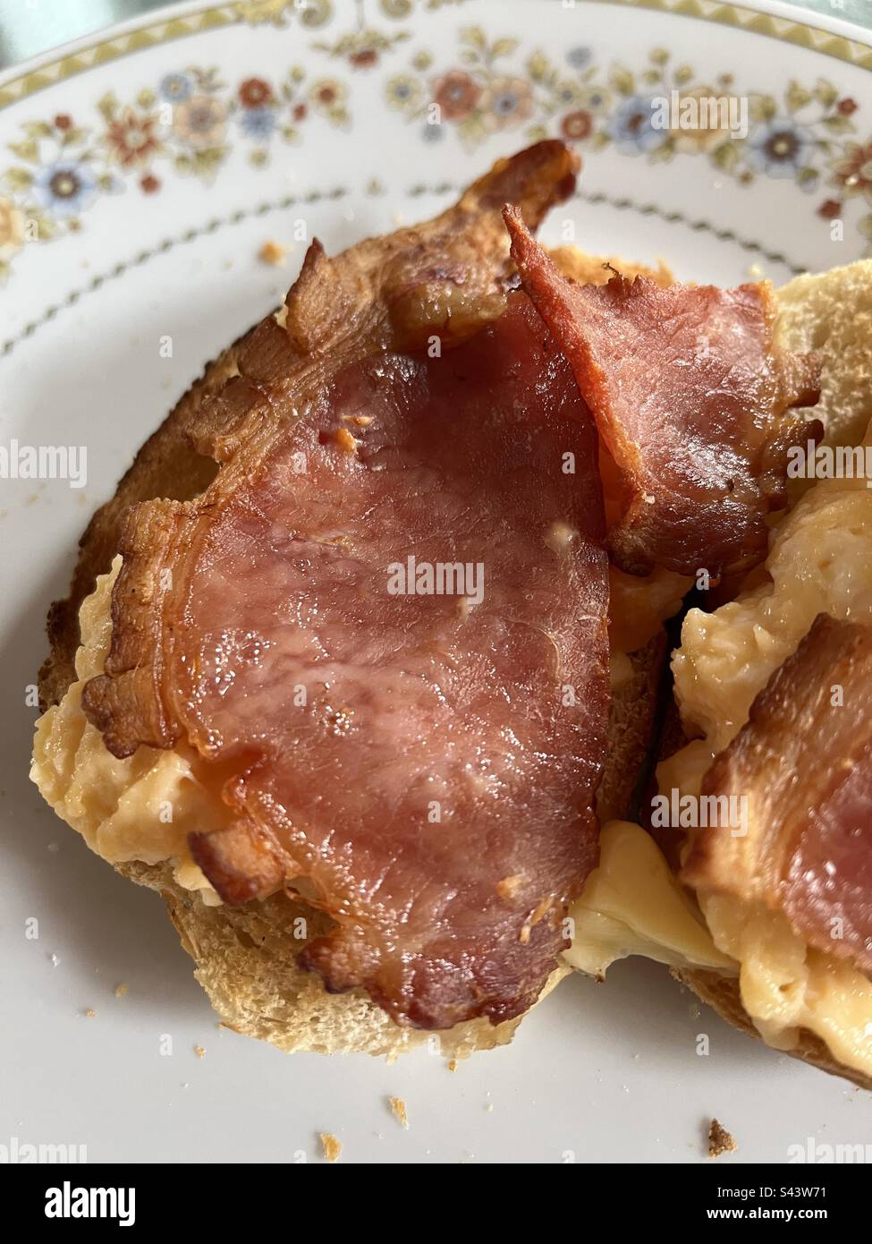 Bacon et œufs brouillés sur le pain grillé Banque D'Images