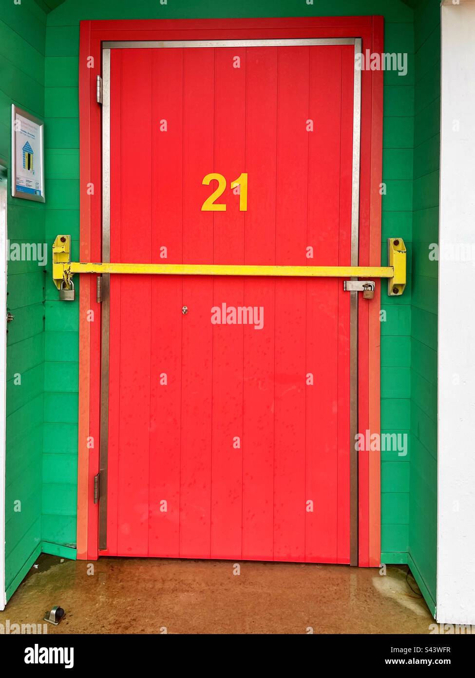 Porte rouge portant le numéro 21. Banque D'Images