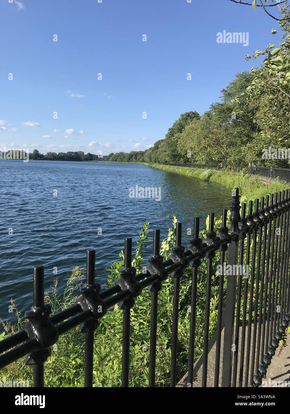Promenade le long du réservoir de Central Park Banque D'Images