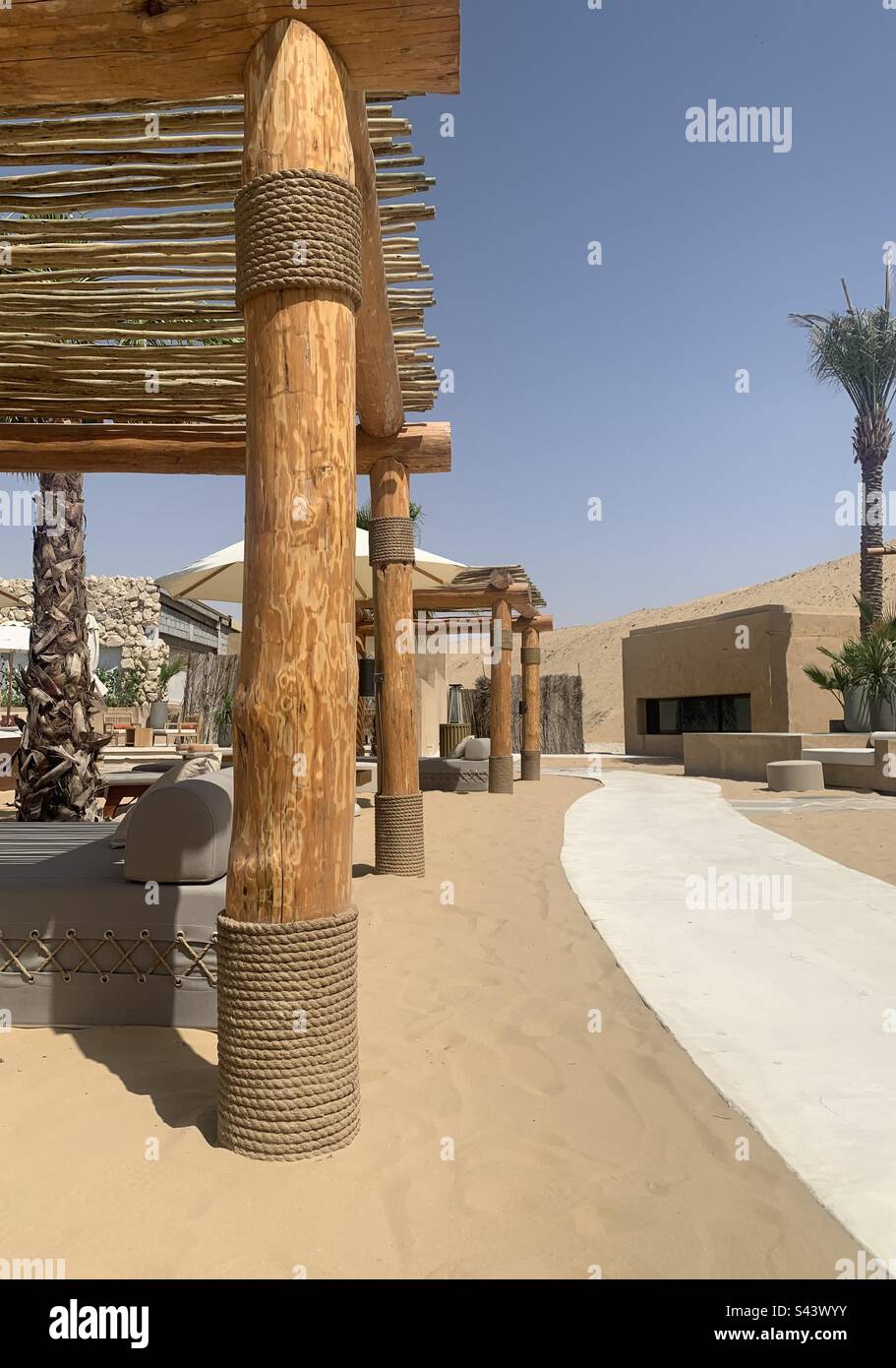 Hôtel et complexe de luxe dans le désert arabe - Image de stock capturée avec un smartphone
