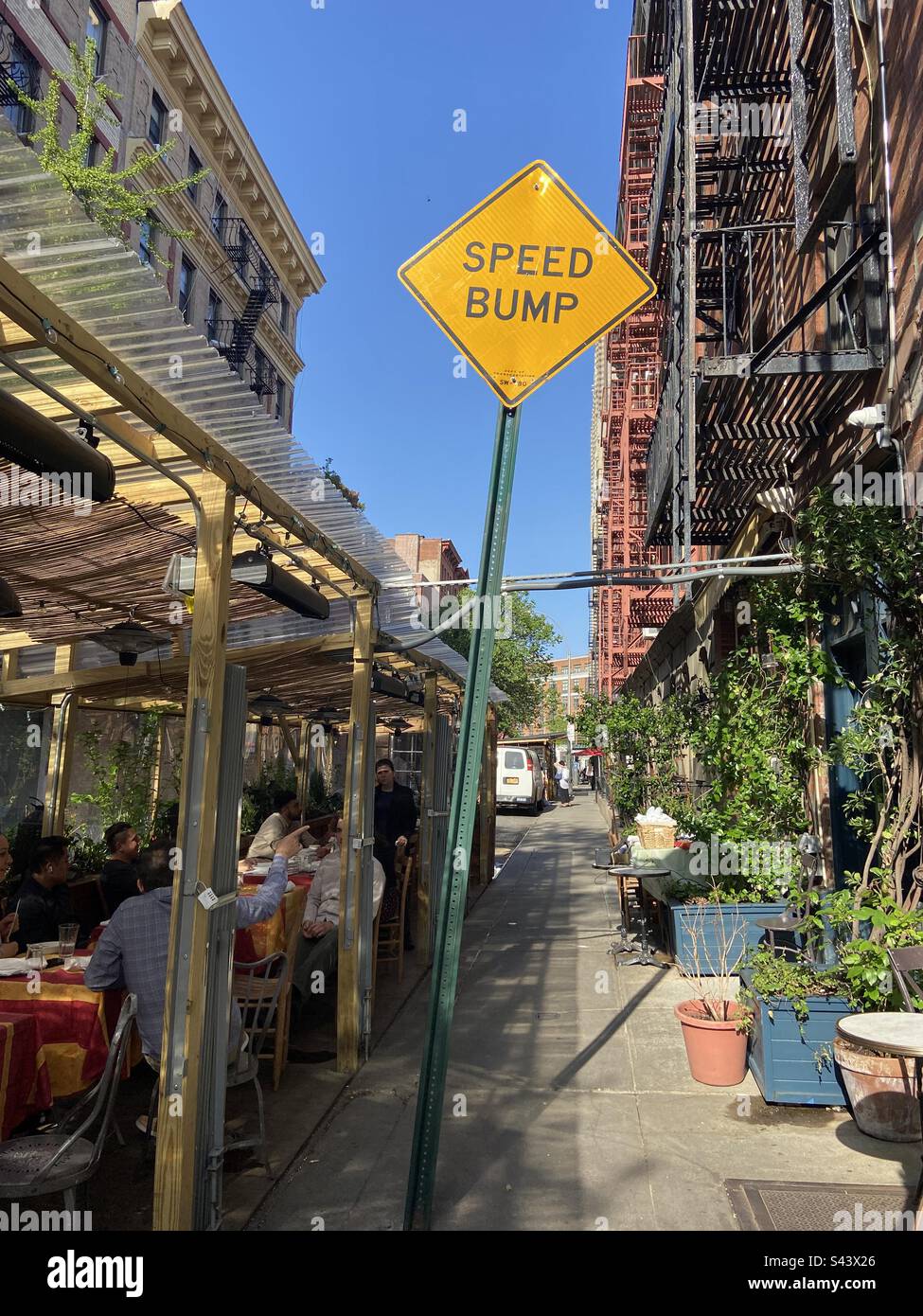 Bosse de vitesse dans la route, New York City - Image de stock capturée avec un smartphone