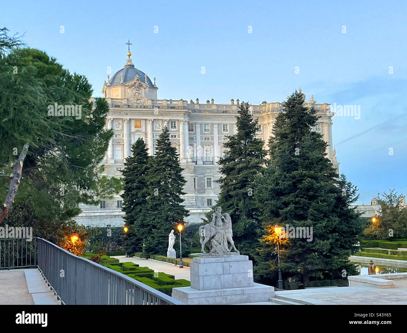 Palais royal des jardins de Sabatini. Madrid, Espagne. - Image de stock capturée avec un smartphone