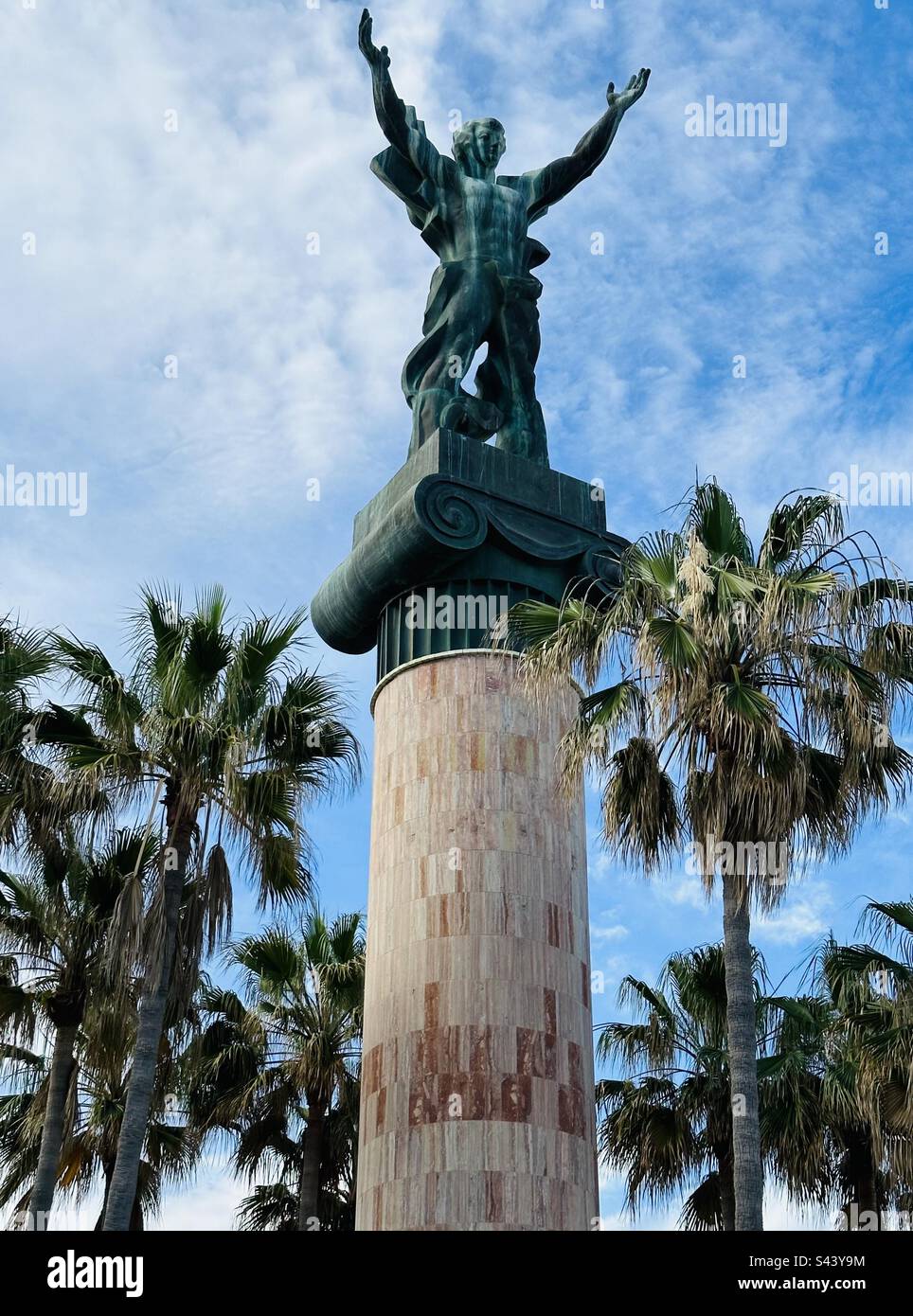 Statue de José Banus sur une colonne de granit haute près de l'entrée de Puerto Banus Marina Banque D'Images