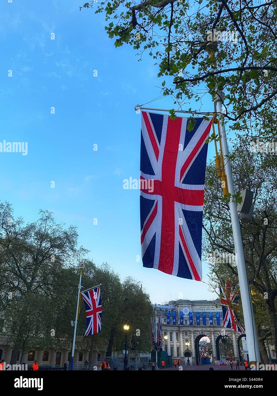 Union Jacks ou drapeaux bordent le Mall pour couronnement du roi Charles III à Londres vue vers Trafalgar Square à Admiralty Arch à Londres - a les décorations heureux et glorieux - Image de stock capturée avec un smartphone