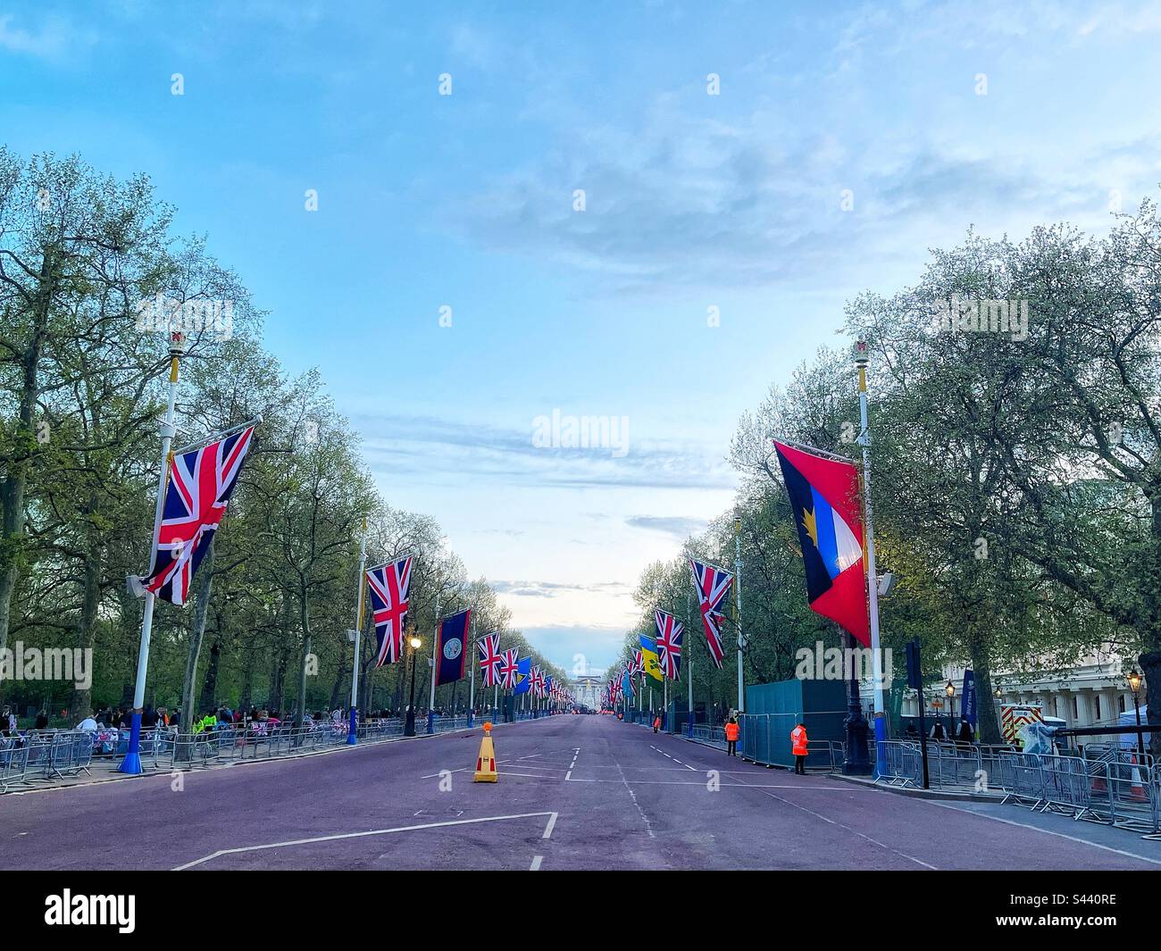 En regardant le Mall en prévision du couronnement du roi Charles III avec des drapeaux du commonwealth qui bordent la route, Antigua & Barbuda est bien visible - Image de stock capturée avec un smartphone