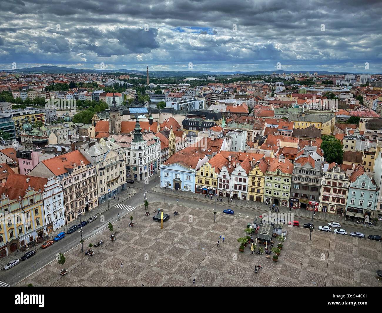 Vue panoramique sur la place de la République et les bâtiments historiques colorés de St. Cathédrale de Bartholomew à Plzen, République tchèque. Banque D'Images