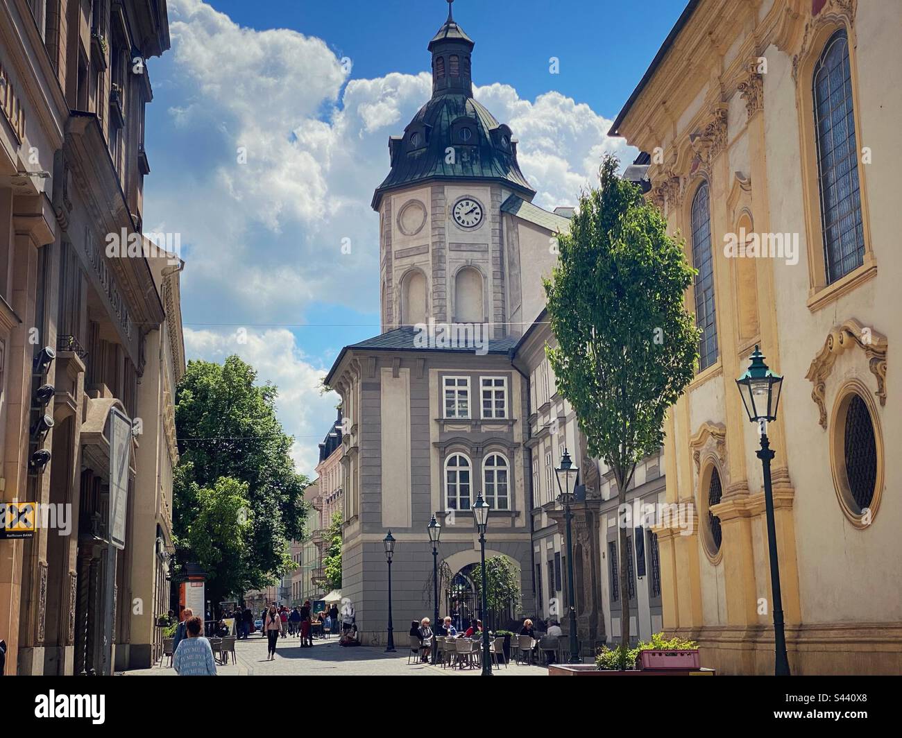 Tour de l'horloge de l'ancien monastère des religieuses dominicaines dans le centre historique de Pilsen, République tchèque. Banque D'Images