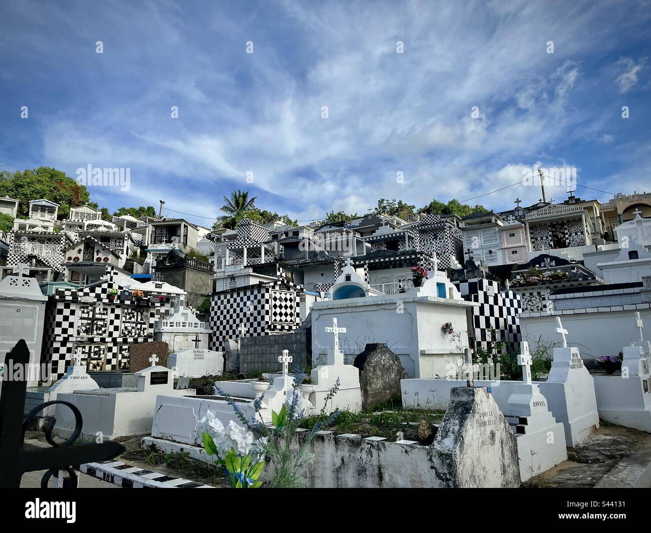 Vue sur un cimetière typique des Antilles françaises avec carreaux noirs et blancs. Photo prise en Guadeloupe en janvier 2023 Banque D'Images